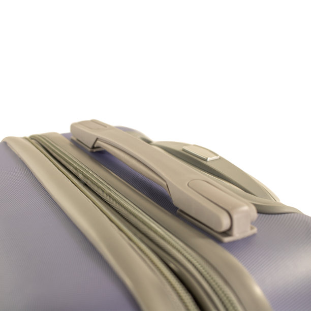 新的粉红色手提箱孤立在白色背景之上。图片下载