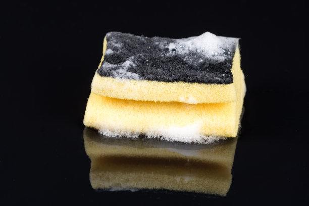 海绵洗碗用洗涤剂泡沫在黑色的背景反射图片下载