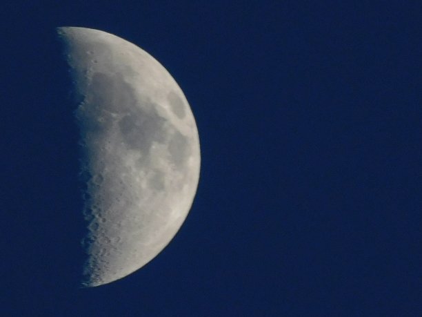 黑暗的月亮图片下载