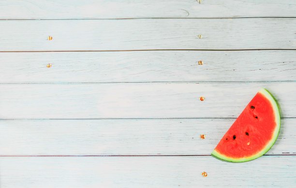 暑期度假概念，菠萝西瓜木背景与复制空间图片下载