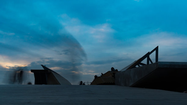 人们的剪影在桥上长时间曝光照片。城市人图片下载