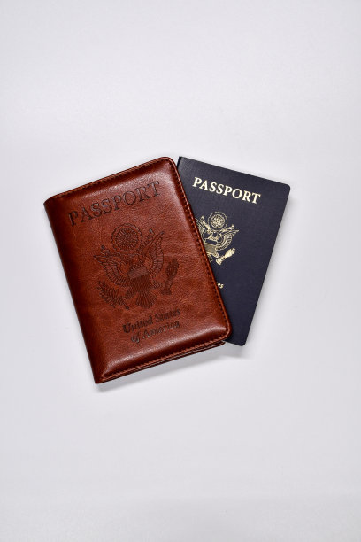 钱包和美国护照-白色隔离图片下载