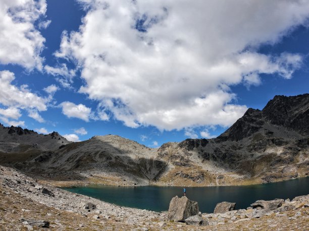 在阿尔塔湖感觉自己很渺小图片下载