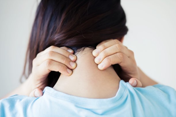 女性颈部疼痛是由肌肉发炎引起的。图片下载