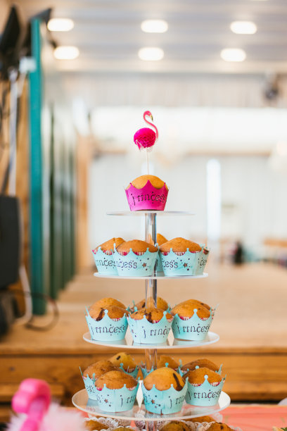 有火烈鸟装饰的杯子蛋糕图片下载