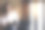 年轻女子快乐地读书。图片下载