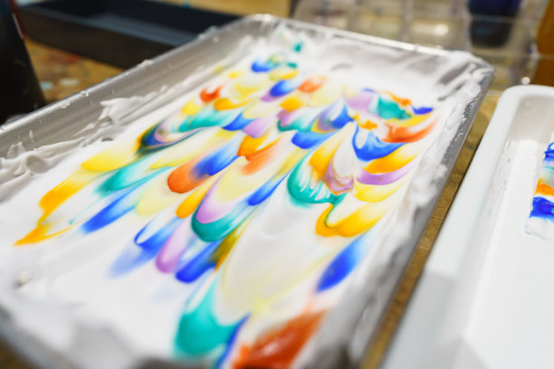 泡沫彩色艺术在托盘图片下载