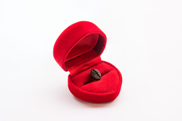 结婚戒指盒里的咖啡豆概念图片下载