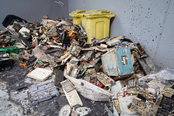 现代化的垃圾分类和回收工厂。电子废物经分类后，作进一步处理再用。保护环境和防止环境污染的概念图片下载