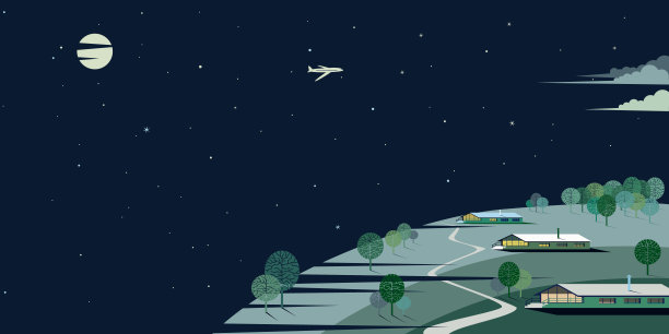 月光下的夜晚，绿色的圆山上有几座房子。素材图片