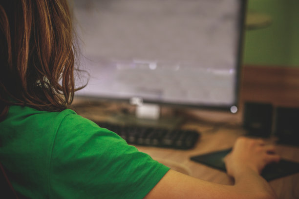 在自我隔离的时候，坐在电脑旁边玩网络游戏图片下载