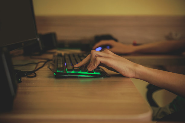 在隔离期间坐在电脑旁玩在线电子游戏图片下载