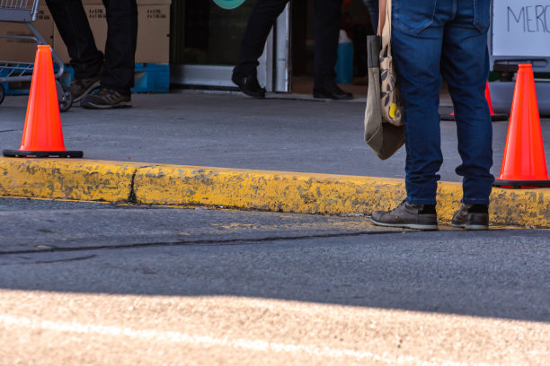 在杂货店排队的男人。图片下载