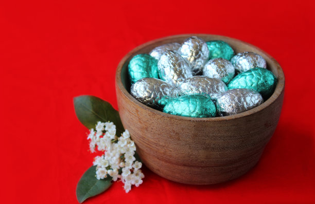 用银箔和水绿箔包裹的复活节彩蛋图片下载