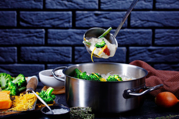 椰菜，青豆，炸培根，切达干酪丝，美味的奶油汤图片下载