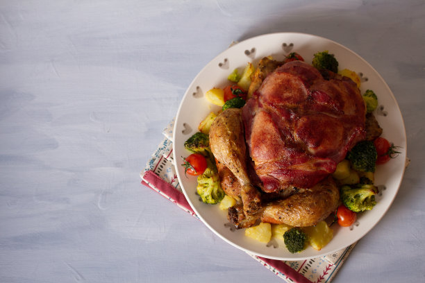 用培根和蔬菜包裹的鸡胸肉图片下载