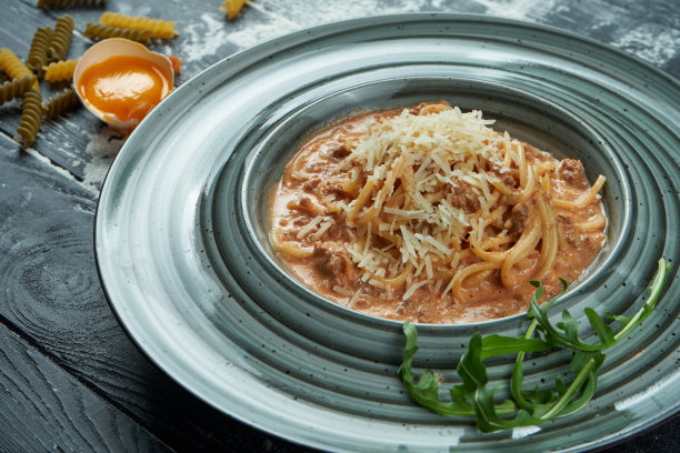 令人垂涎欲滴的自制肉酱意大利面，配上红酱和肉末，配上帕尔马干酪。特写，俯视图。意大利面，食谱照片图片下载