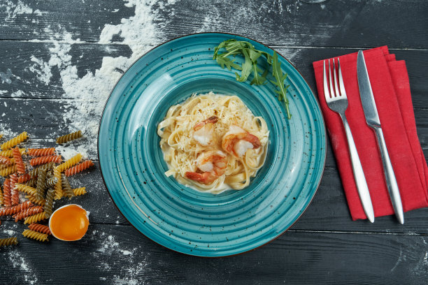开胃的自制意大利面，虾和奶油酱在一个蓝色的盘子。特写，俯视图。意大利面，食谱照片图片下载