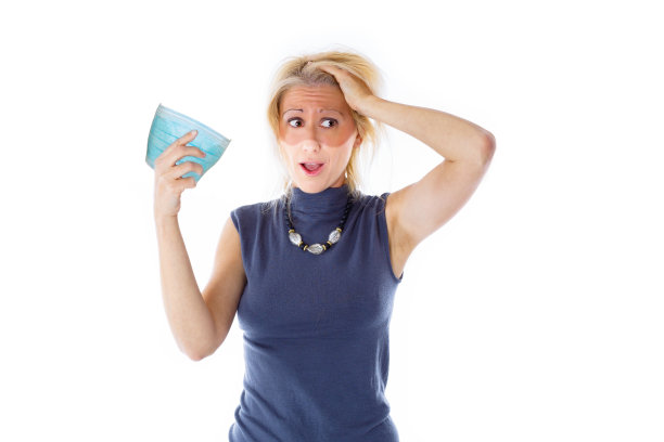 晒黑和使用新冠肺炎口罩图片下载