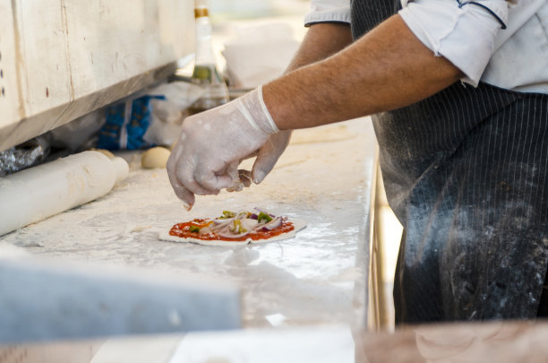 男厨师制作迷你披萨图片下载