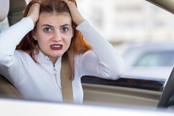 一个被激怒的不高兴的愤怒的咄咄逼人的女人开着一辆车对某人大喊大叫的特写肖像。消极的人类表达概念。图片下载