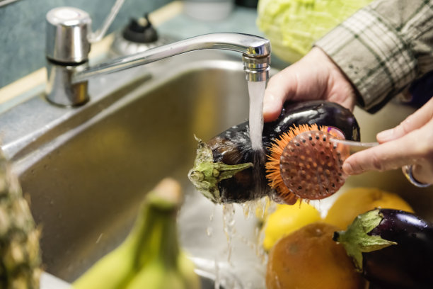 在Covid-19期间，人类对水果和蔬菜进行消毒。图片下载