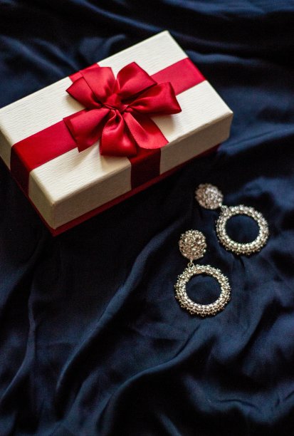 礼盒与红丝带在黑色的背景图片下载