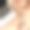 短语让我们呆在家里吧。笔记本电脑放在床上的棕色亚麻布上。图片下载