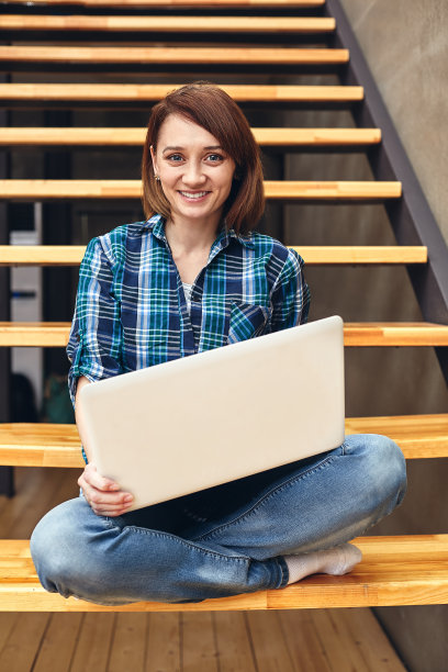 快乐的自由职业者女孩工作在笔记本电脑在房子，森林。做自由职业者，做免费的垃圾，做梦想的工作，做自己的生意图片下载