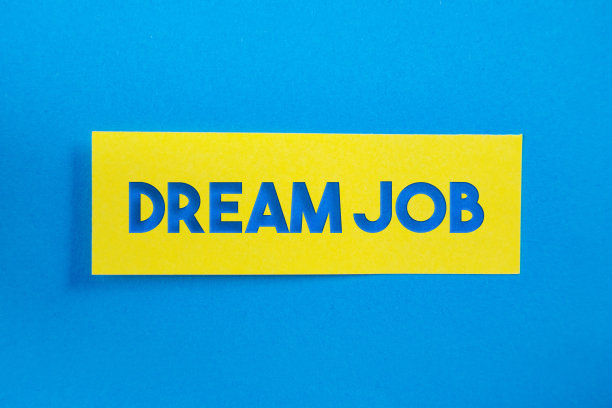 黄色粘性纸与理想的工作信息在蓝色背景图片下载