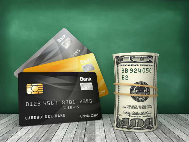 信用卡与美元钱滚动在黑板上- 3D渲染图片下载