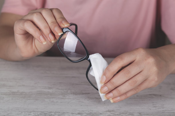 保姆用布擦眼镜图片下载