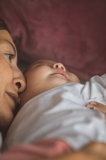 妈妈躺在床上亲吻女儿图片下载