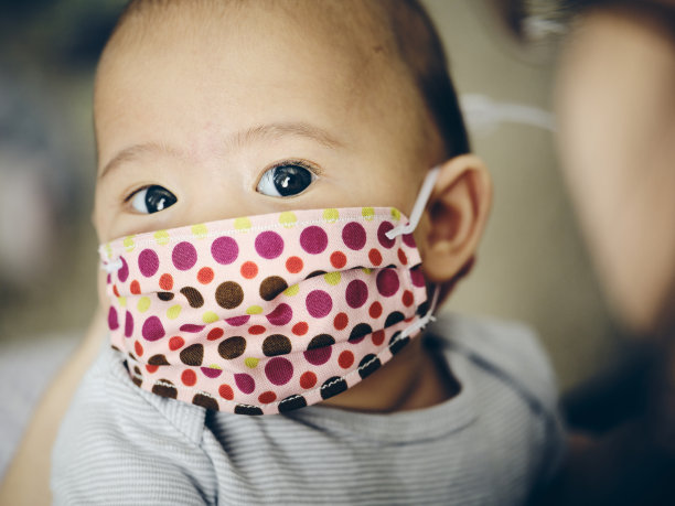 婴儿戴口罩保护图片下载