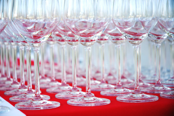 在桌子上的一排空酒杯的特写-库存照片图片下载