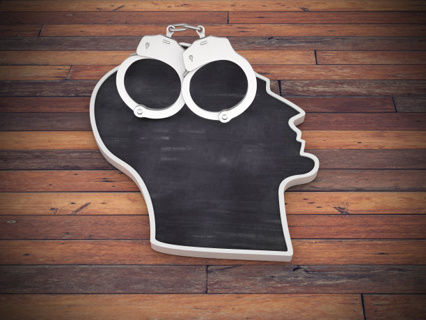 人的头形状与手铐在木地板- 3D渲染图片下载