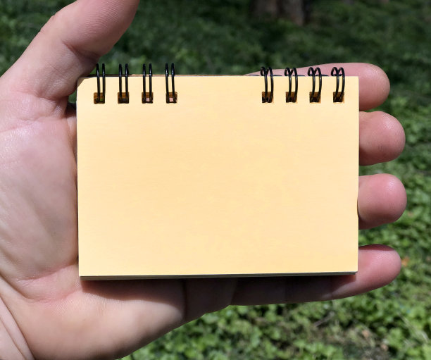 手握黄色纸条提醒图片下载