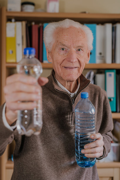 正面高级持有水瓶图片下载