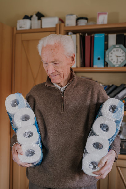 拿着两包厕纸的老人图片下载