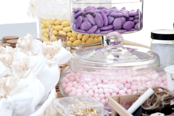诱人的彩色糖果在玻璃罐提供婚礼库存照片图片下载