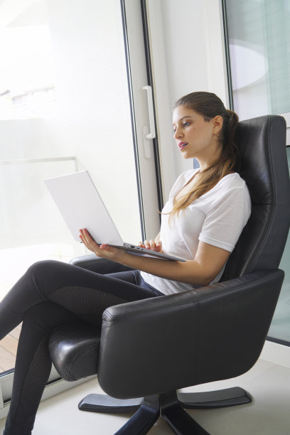 在家工作检查书面文件的商业女性图片下载