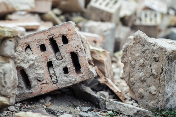 废弃的旧房子里散落的砖块图片下载