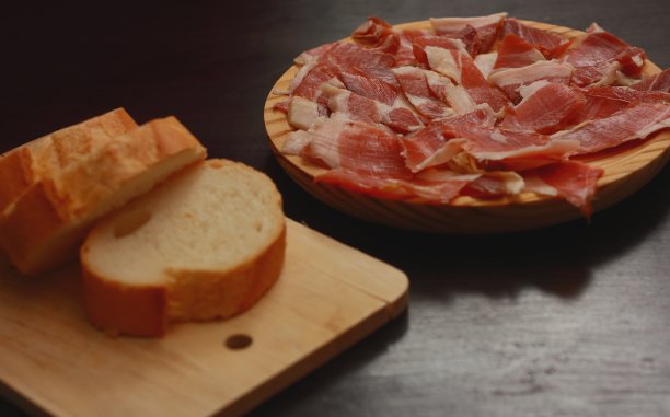 瑟拉诺火腿或伊比利亚火腿配面包。这是一道典型的西班牙菜，在开胃菜中与朋友一起享用。图片下载