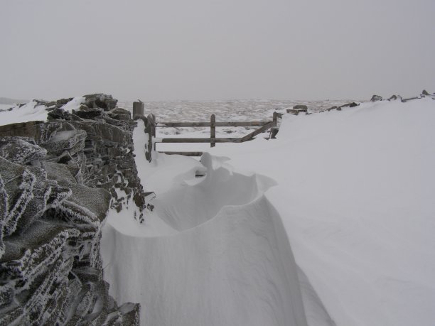 雪飘上Birks Fell图片下载