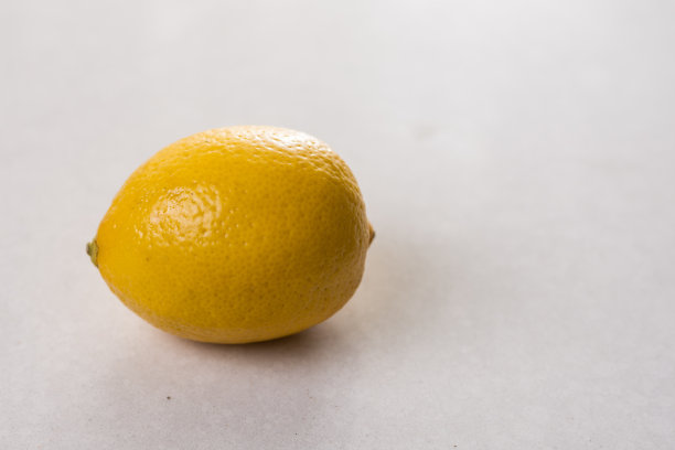新鲜的黄色柠檬孤立在白色大理石背景与复制空间图片下载