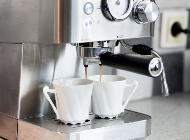 一个咖啡机在厨房里煮浓咖啡。两杯咖啡。图片下载