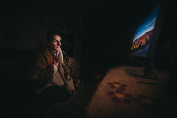 年轻人在黑暗中看他们喜欢的电影图片下载