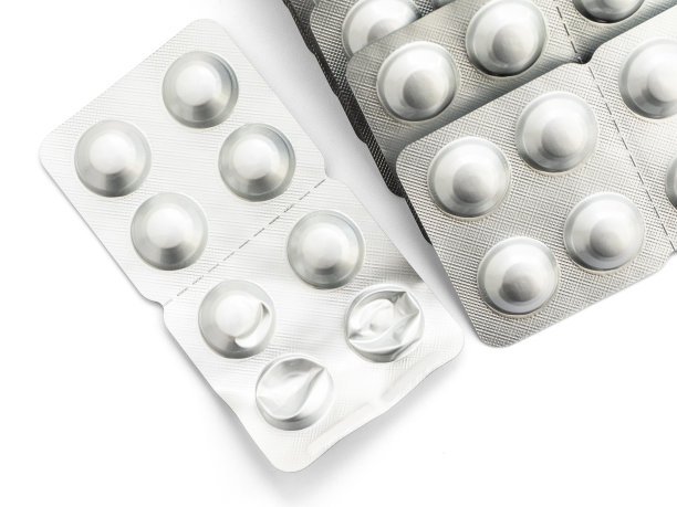 白色背景上有很多包装的药丸和药丸，特写。医学和保健的概念。用药物预防和治疗各种疾病的理念。冠状病毒大流行图片下载