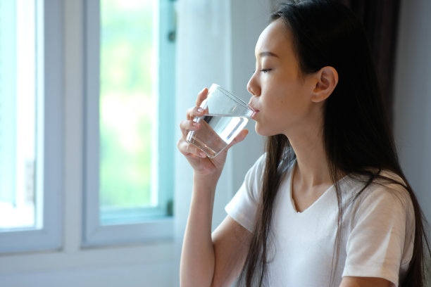 女人喝水素材图片