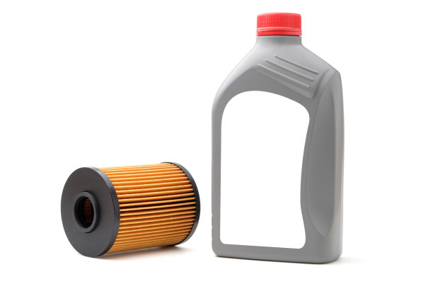汽车滤油器和发动机油瓶隔离在白色背景上。图片下载
